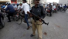 Pákistánský policista steí kontrolní stanovit.