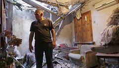 Obyvatel Doncku stojí v troskách svého domu, který poniilo noní ostelování.