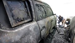 Spálená auta patící OBSE poblí sídla mise v Doncku.