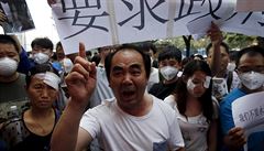 V ulicích Tchien-inu se shromádily stovky lidí, kteí od úad poadují...