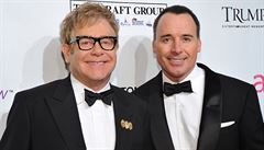 Elton John s partnerem jsou rodiči, syna jim porodila náhradní matka