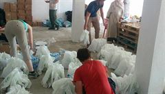 Organizace pomáhá uprchlíkm minimáln tím, e je zásobuje pitnou vodou.