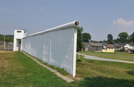 Zbytky zdi, kterou NDR vybudovala k ochran hranic ve stedonmeck vesnici...