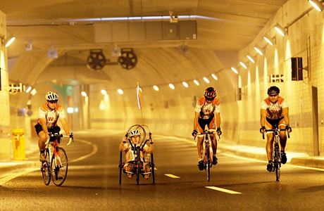 Cyklisté v zatím jet neoteveném tunelu Blanka. Ilustraní foto.