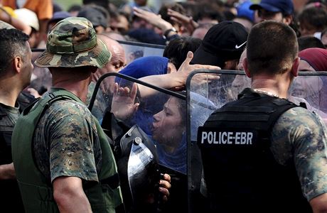 Policist se s uprchlky stetli na hranicch oddlujc Makedonii a ecko.