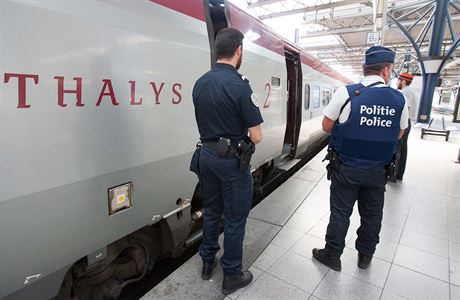Písluníci francouzském a belgické policie na nástupiti ve vlakové stanici...