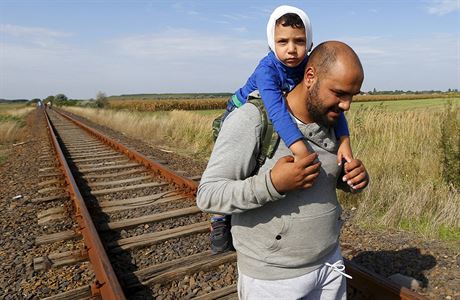 Uprchlíci ze Srbska míí dál do Maarska.
