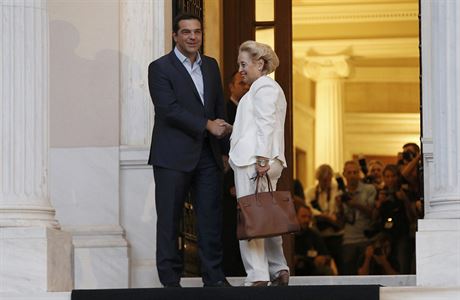 Alexis Tsipras gratuluje Vasiliki Thanosové ke jmenování pedsedkyní pechodné...