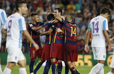 Barcelona oslavuje vstelenou branku v utkání s Malagou.