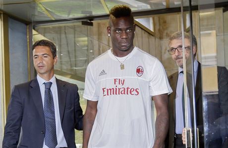 Mario Balotelli znovu oblékne dres AC Milán.