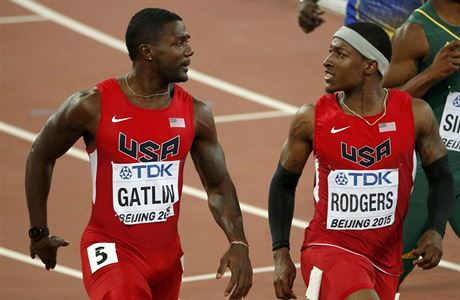 Americk sprintersk tandem Mike Rodgers (vpravo) a Justin Gatlin.