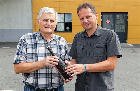 Nálezce Josef Hrabák (vlevo) pedává 80 let starou lahev s pivem Tomái...
