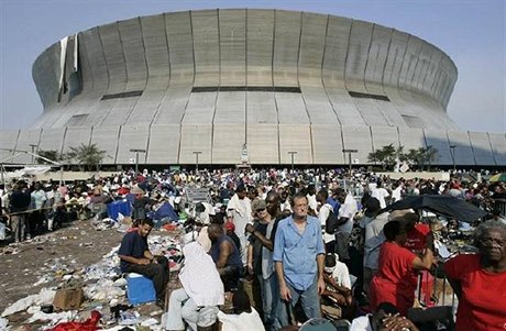 Superdome bhem hurikánu Katrina.