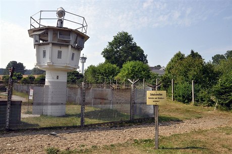 Strážní věže a zbytky plotu, které NDR vybudovala k ochraně hranic ve...