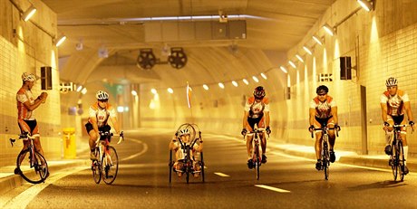 Cyklisté v zatím jet neoteveném tunelu Blanka. Ilustraní foto.