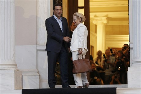 Alexis Tsipras gratuluje Vasiliki Thanosové ke jmenování pedsedkyní pechodné...