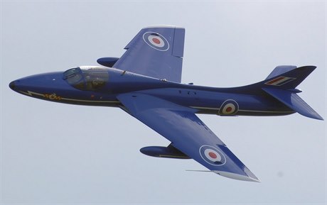Britský proudový stíhací letoun Hawker Hunter.