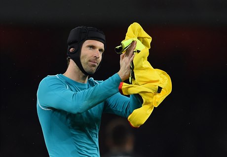 Petr ech tleská fanoukm na Emirates Stadium.