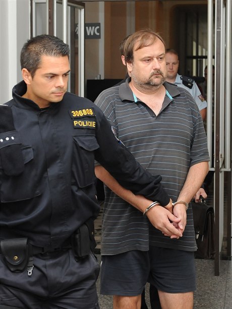 Zadrený Tomá Líbal na snímku z konce srpna, kdy ho soud poslal do vazby.