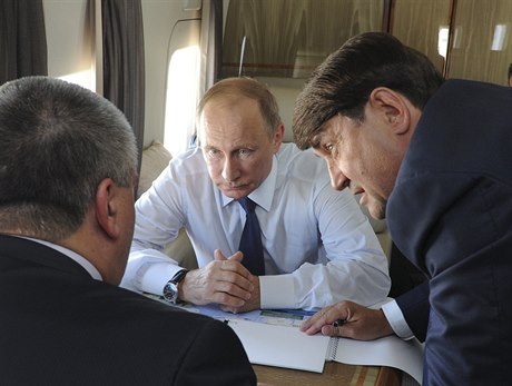 Vladimir Putin hovoí se svým asistentem Levitinem (vpravo) a krymským...