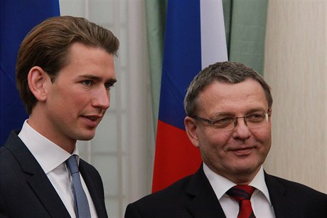 eský ministr zahraniních vcí Lubomír Zaorálek (vpravo) a jeho rakouský...