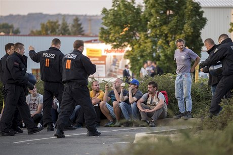 Policisté drí demonstranty stranou od benc.