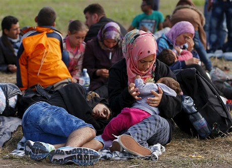 Uprchlíci ze Sýrie odpoívají po pekroení srbsko-maarské hranice.