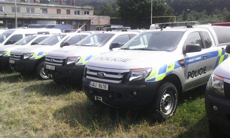 Policejní vozy Ford Ranger zatím do provozu nesmí, stojí zaparkovaná v areálu...