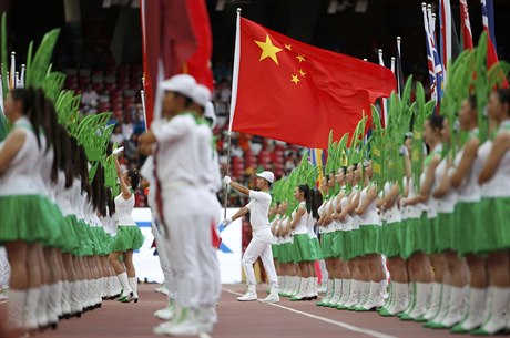 Defilé vlajek uzavírala Čína.