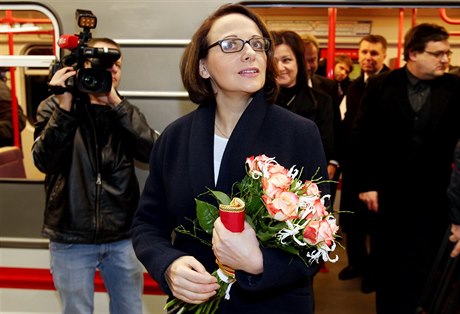 Primátorka Prahy Adriana Krnáová bhem otevení nového úseku metra trasy A v roce 2015. 