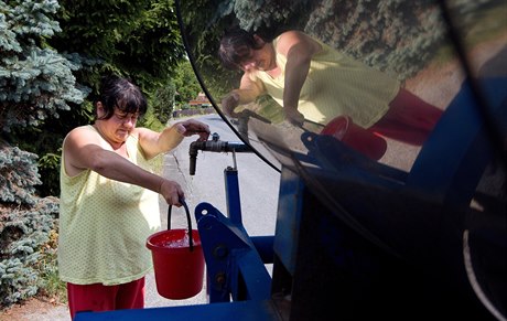 Obyvatelka Nového Boru u cisterny s pitnou vodou.