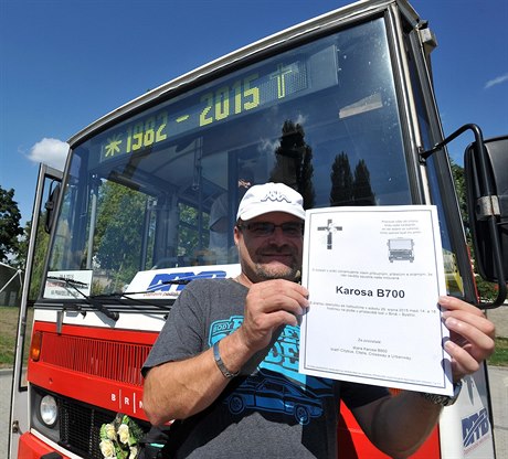 Lidé se 29. srpna 2015 pili rozlouit s posledním provozuschopným autobusem...