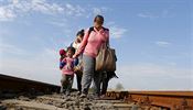 Uprchlci krej po eleznin trati na srbsko-maarsk hranici.