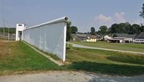 Zbytky zdi, kterou NDR vybudovala k ochraně hranic ve středoněmecké vesnici...