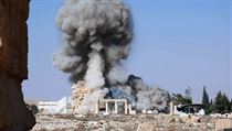 Ped exploz a po n. Kol fotek zachycuje ir pohled na antickou Palmru a...