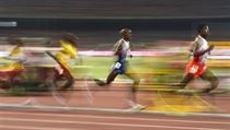 Mo Farah (uprosted) vyhrl bh na 10 kilometr, ve strhujcm finii porazil...