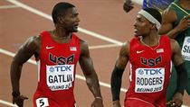 Americk sprintersk tandem Mike Rodgers (vpravo) a Justin Gatlin.