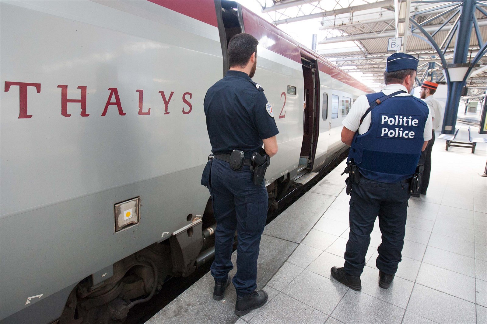P�íslu�níci francouzském a belgické policie na nástupi�ti ve vlakové stanici...