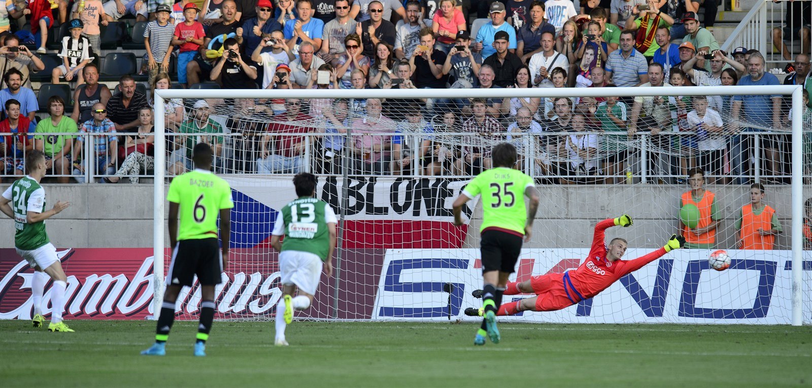 Klí�ový moment. Ján Gregu� napálil z penalty jen ty�.