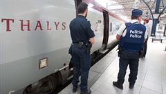 Písluníci francouzském a belgické policie na nástupiti ve vlakové stanici...