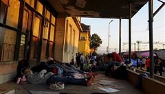 Migranti spí na vlakovém nádraí v makedonské Gevgeliji.