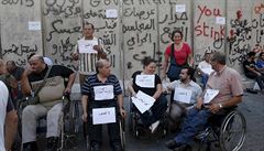 Zdravotn postiení protestují ped betonovou zábranou poblí sídla vlády.