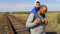 Uprchlíci ze Srbska míří dál do Maďarska.