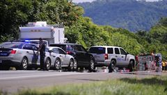 Sanitky a policejní vozy jsou poblí místa, kde zastavilo Flanaganovo auto.