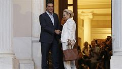 Alexis Tsipras gratuluje Vasiliki Thanosové ke jmenování p�edsedkyní p�echodné...