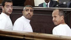 Místo deseti let tři roky. Novinářům z Al-Džazíry snížil egyptský soud trest