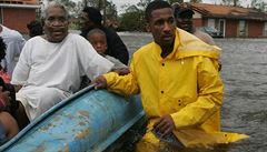 Policejní dstojník Terrence Gray (vpravo) pomáhá s evakuací v New Orleans v...
