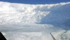 Oko hurikánu Katrina pi pozorování ze speciálního letounu 28. srpna 2005.