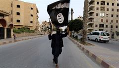 Ozbrojený radikál s černou vlajkou Islámského státu (ilustrační snímek).