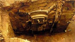 Památná kovová dví�ka se n�kdo ne�títil utrhnout...